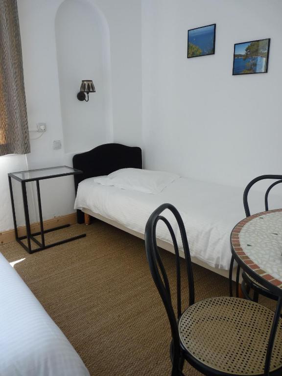 Hotel L'Oustaou Le Lavandou Room photo