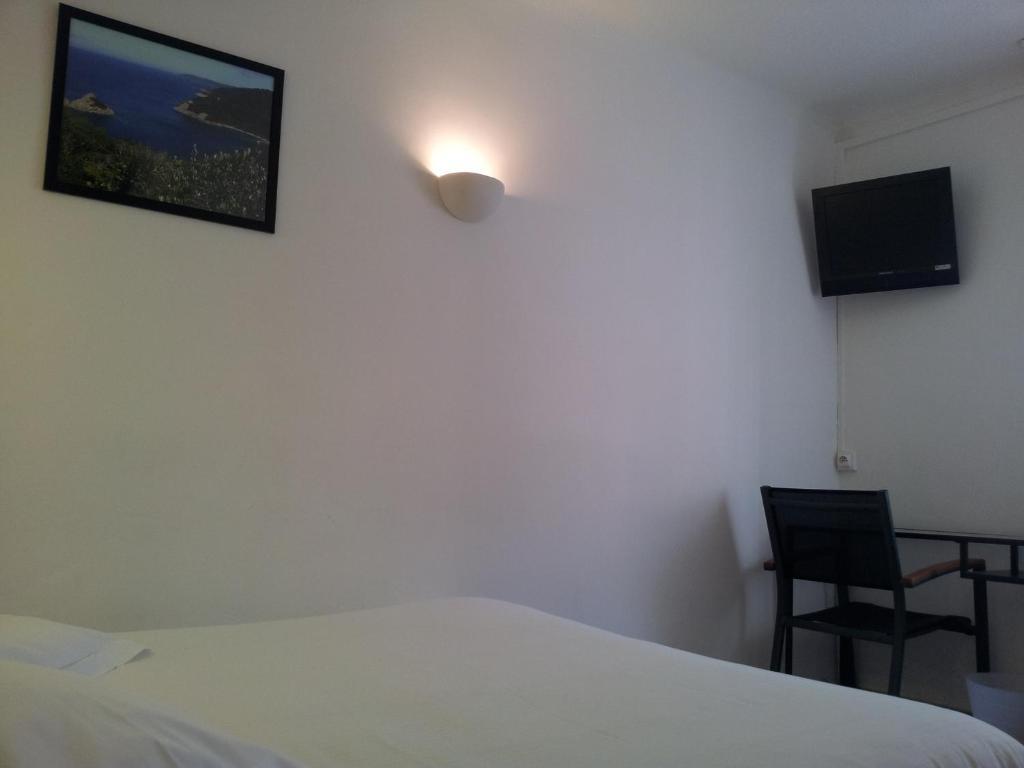 Hotel L'Oustaou Le Lavandou Room photo